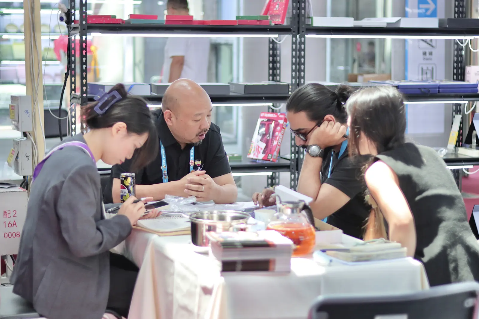 GSKitchenware team discussing cookware OEM and sourcing requirements with B2B buyers at the Canton Fair