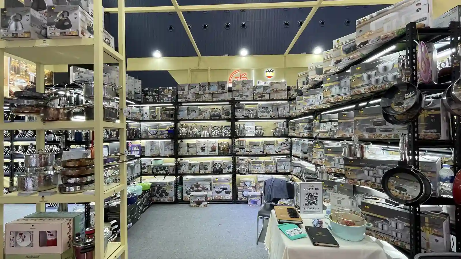 Tri-ply stainless steel cookware and kitchenware products displayed at the GSKitchenware Canton Fair booth