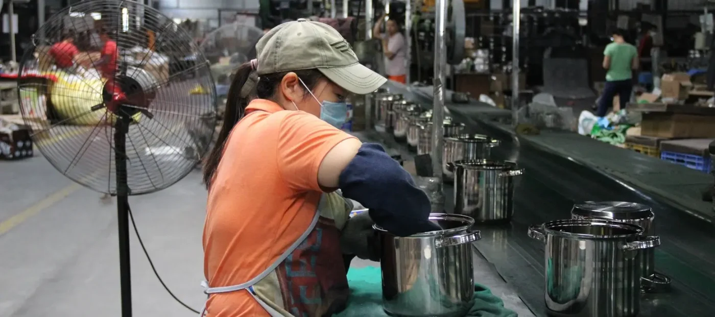 Stainless steel cookware polishing workstation for OEM cookware manufacturing