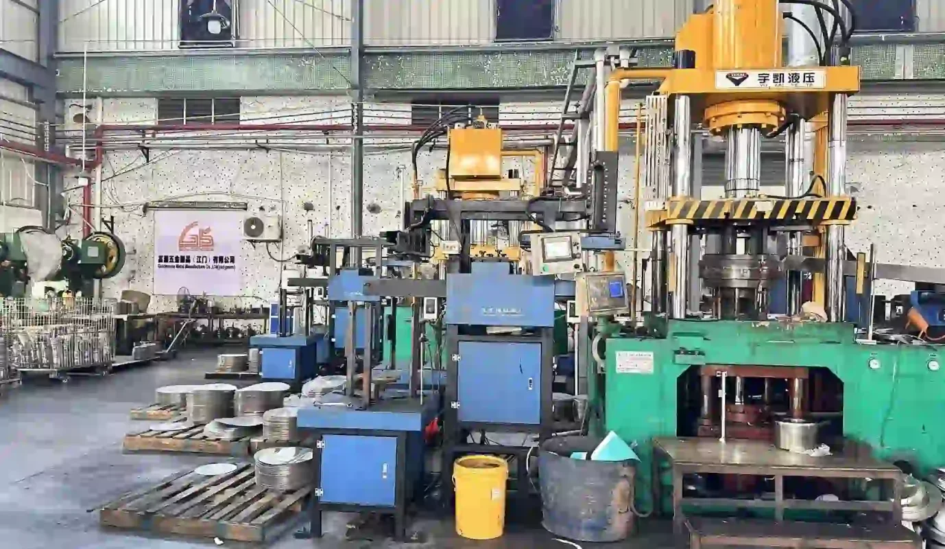 Hydraulic press workshop for stainless steel cookware manufacturing in Jiangmen