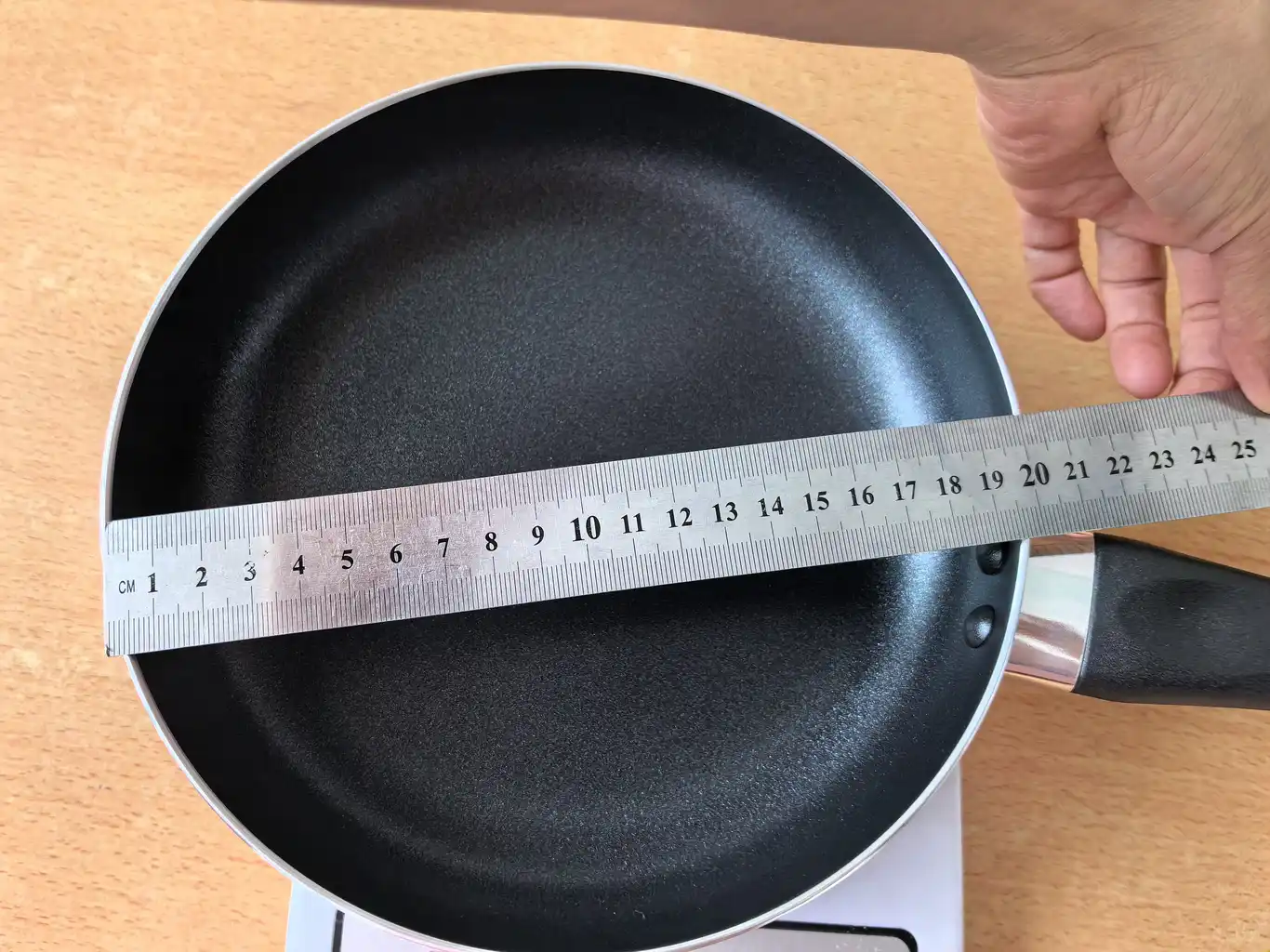 nonstick frying pan diameter measurement during coated cookware sample inspection