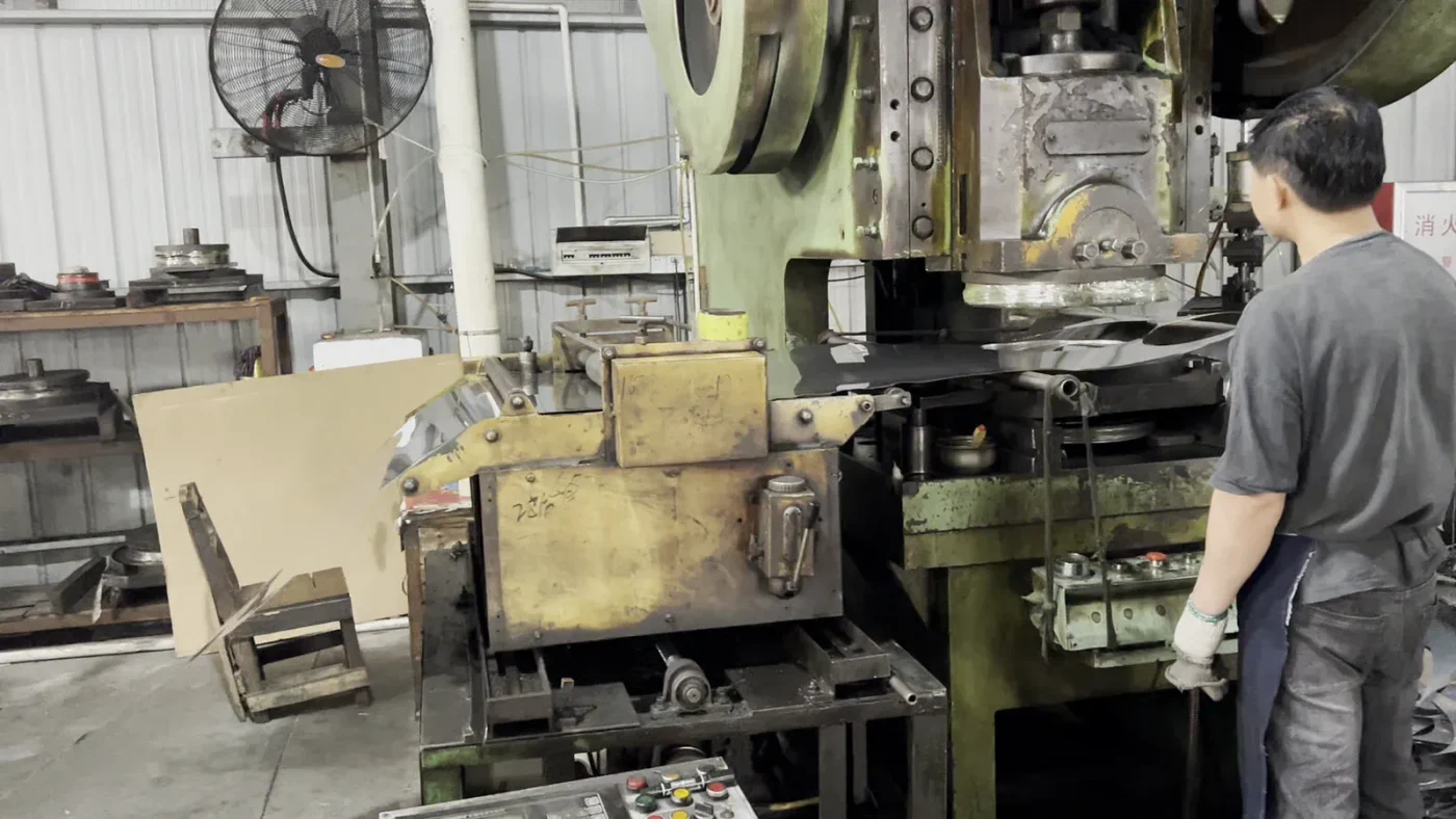 Blanking press cutting circular stainless steel cookware blanks