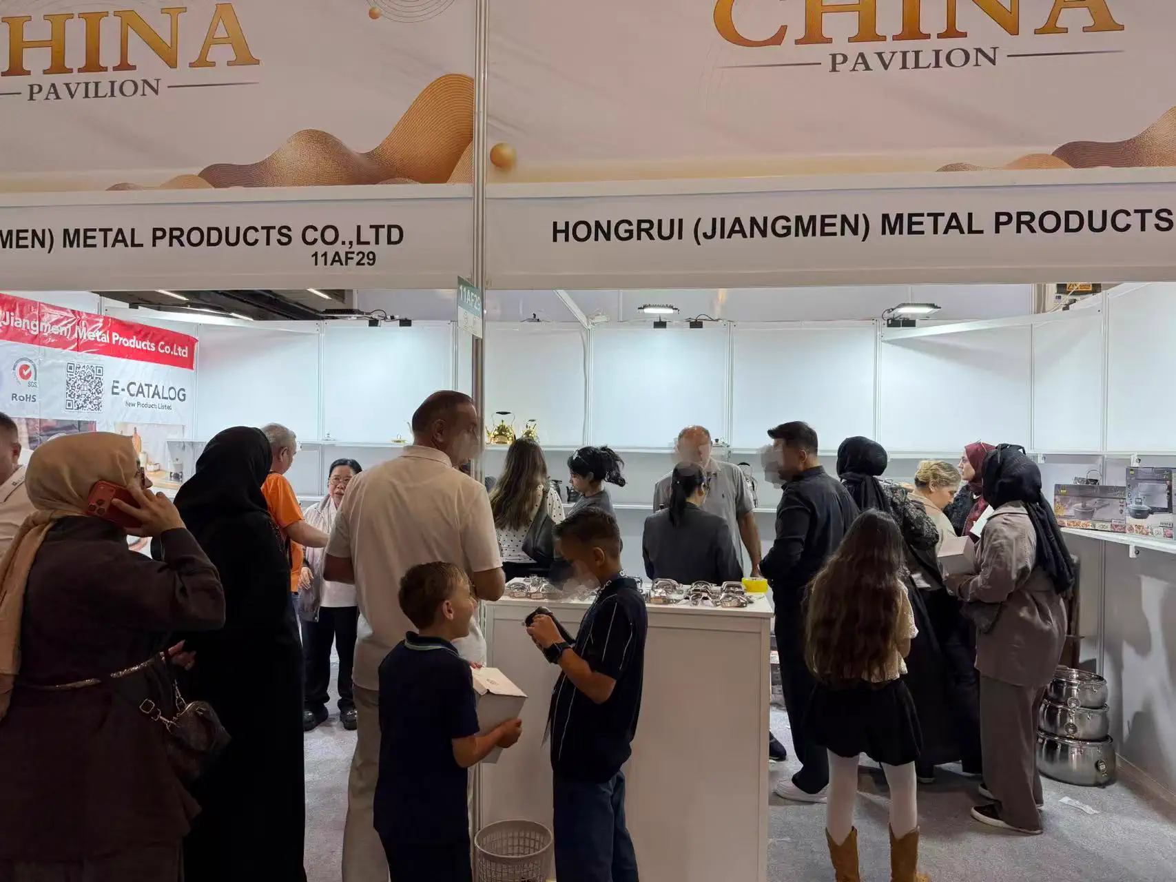 Visitors viewing cookware and kitchenware at Hongrui booth 11AF29 during ZUCHEX 2026